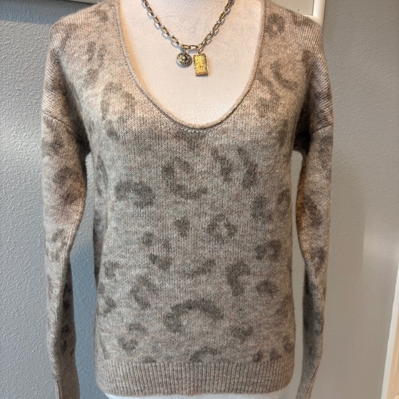 Abercrombie & Fitch soft leopard scoop neck sweater - Picture 1 of 3
